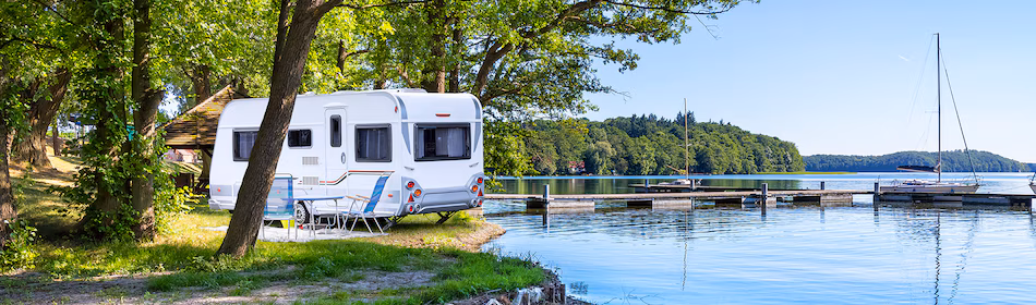 Caravan aan het meer